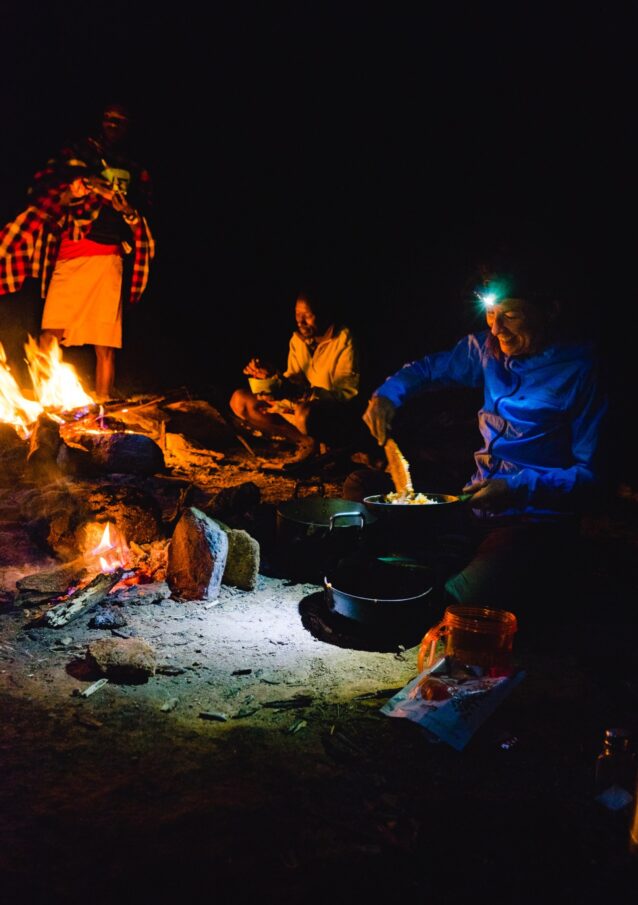 キャンプでの夕食。Photo:Eric Bissell