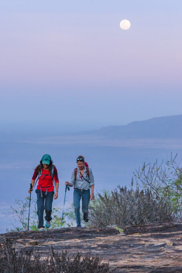 ケニアのオロロクエ山に向かう途中のケイトとブリッタニー。Photo:Eric Bissell