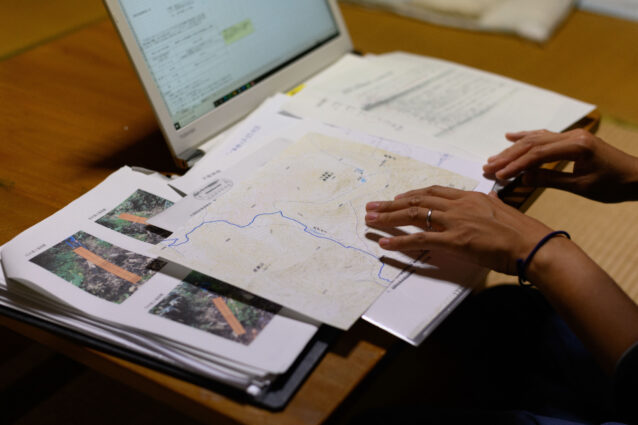 トレイル整備に必要な申請書類は膨大。作成の多くを枝里子さんが担う。 写真:下山 展弘