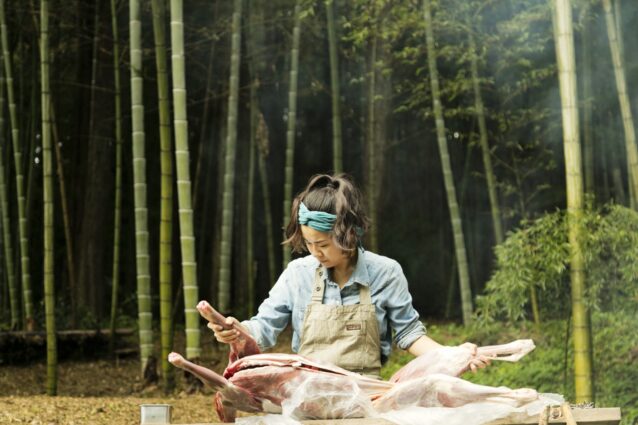 丹波山村で獲れたシカ2頭を捌く。本日のメインはシカ肉。焚き火でじっくり調理する。写真 : 五十嵐 一晴