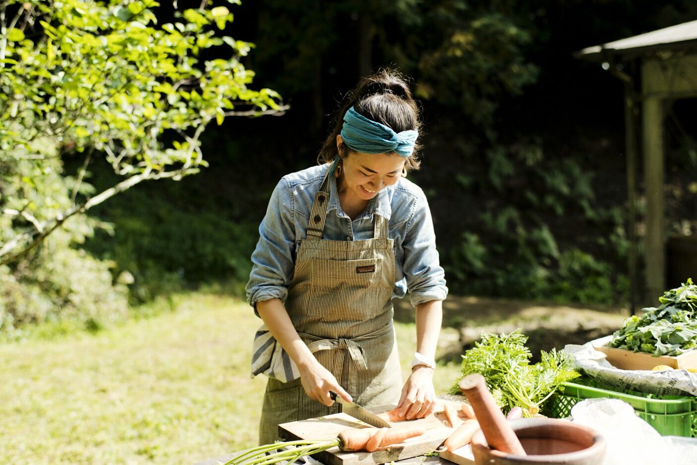 「Ome Farm」の収穫祭当日。40名を招いてのアウトドアランチのために何日も前から準備に奔走してきた。前日までに収穫した大量の野菜を仕込む。写真 : 五十嵐 一晴