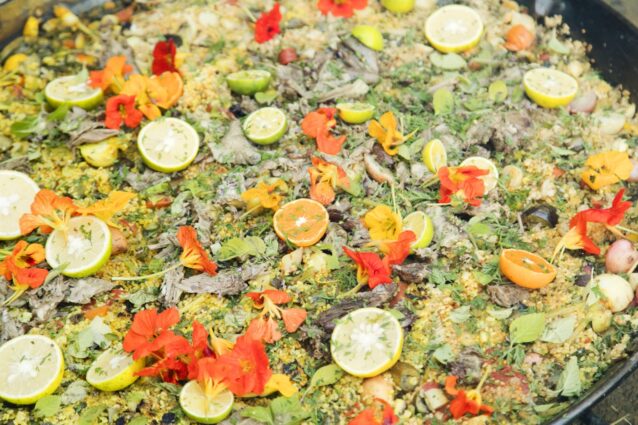 「Ome Farm」の旬の野菜を、丹波山のシカのスープで炊いたパエリア。仕上げに添えた柑橘は、この数日前に訪れた高知の農家からいただいたもの。「旅する料理人」の名にふさわしい、各地の食材の魅力と出会いが詰まったパエリアが完成した。写真 : 五十嵐 一晴