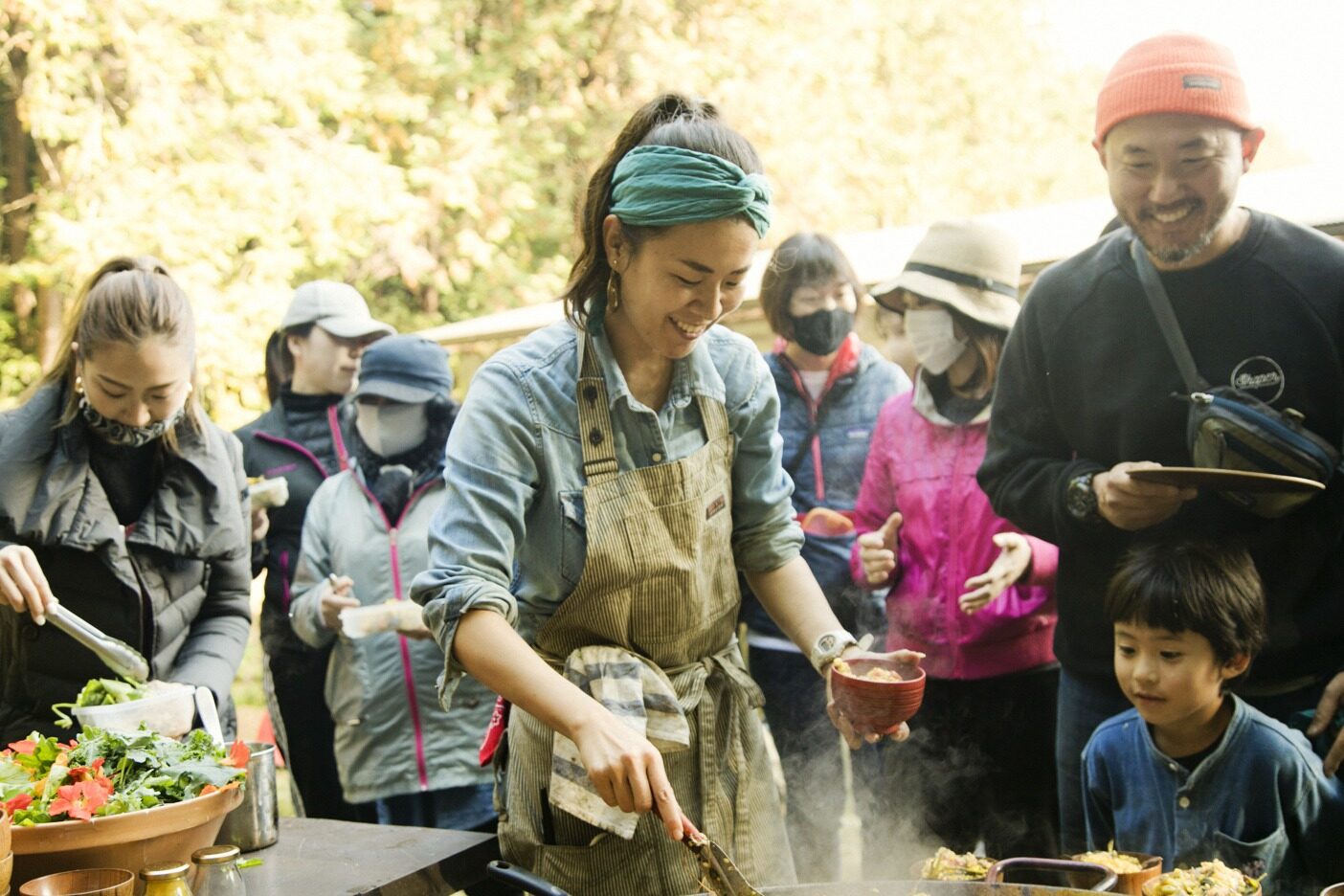 「ただ味わってもらうだけでなく、その日の食卓の裏側にある物語を伝えたい」と三上さん。たくさんの参加者と語らうのは、生産者のこと、郷土の食のこと、未来の食のありかたのこと。話題は尽きない。写真 : 五十嵐 一晴