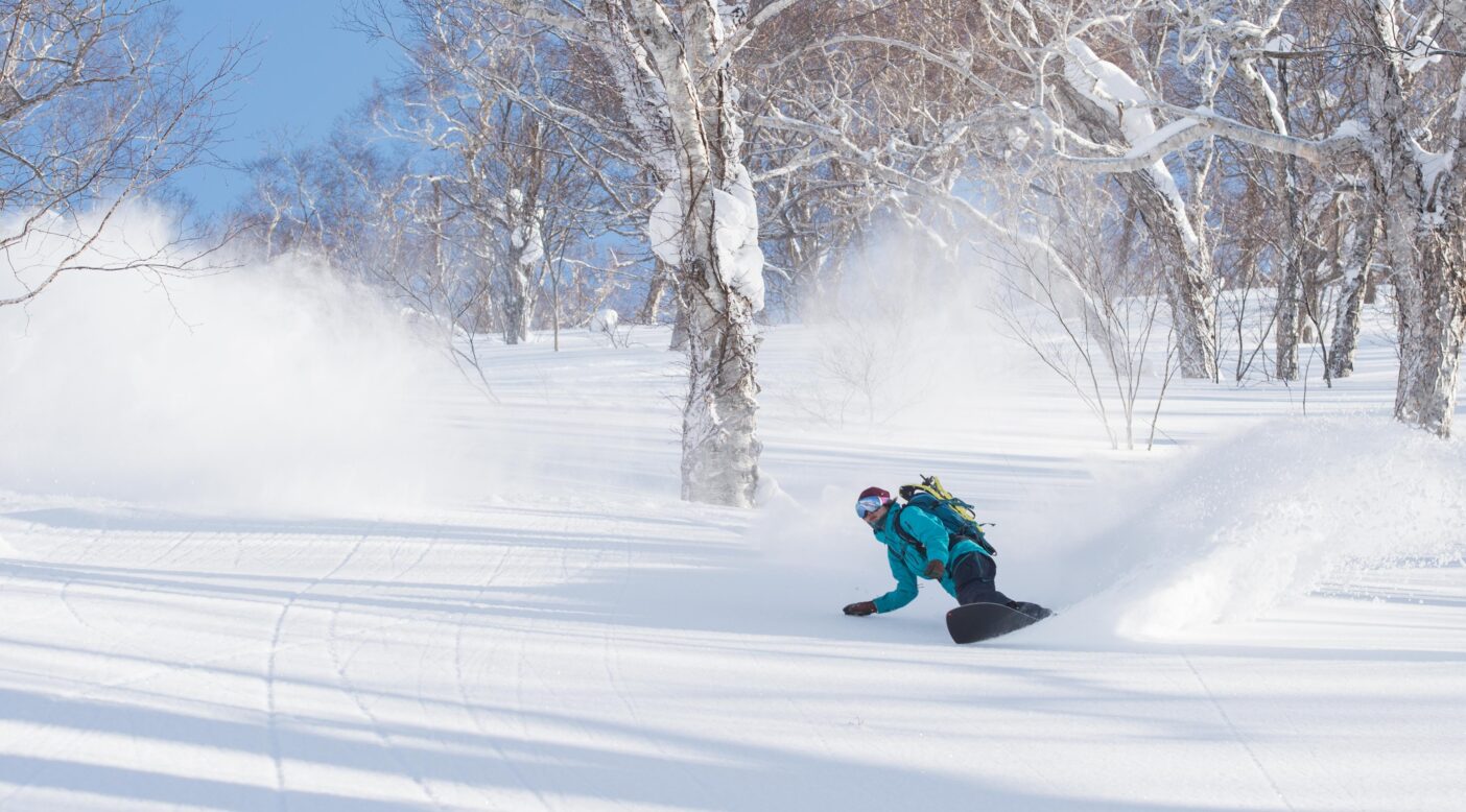 ニセコバックカントリーにて、極上の新雪にターンを刻む至福のひととき。 Photo : Rip Zinger