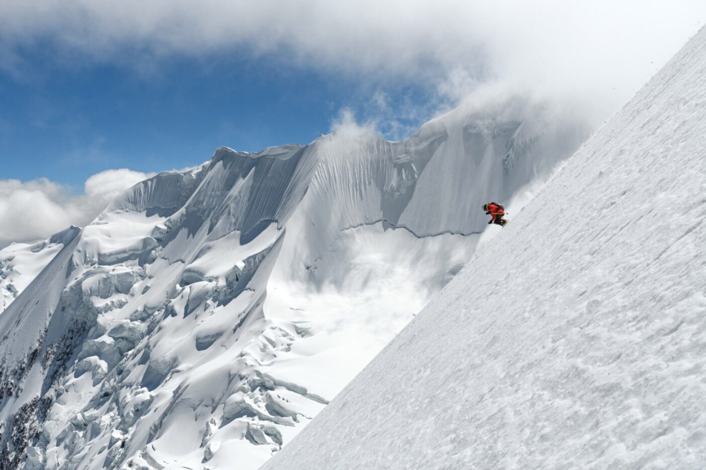 高山病と腹痛に悩ませられながらも6,438メートルのイリマニ山のノーマルルートでスキーをするザハン・ビリモリア。ボリビア、コーディエラ・レアル Photo:Fredrik Marmsater