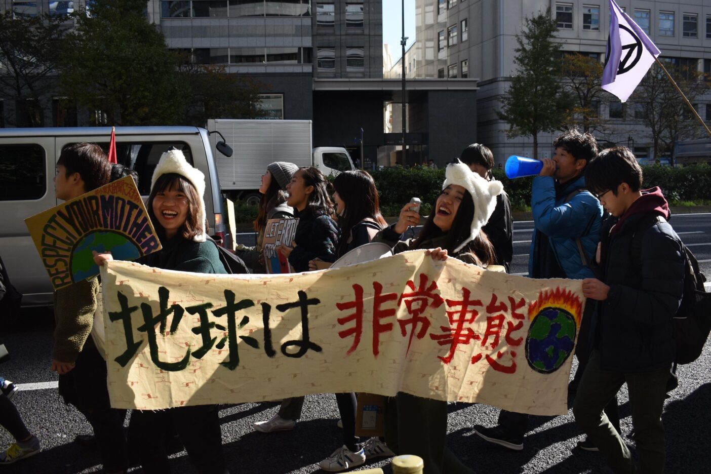 2019年11月世界一斉グローバル気候マーチにて、FFF Tokyoの仲間とコールをあげる。「What do you want?」「Climate justice!」「When do you want it?」「Now!」写真:鈴木 弥也子