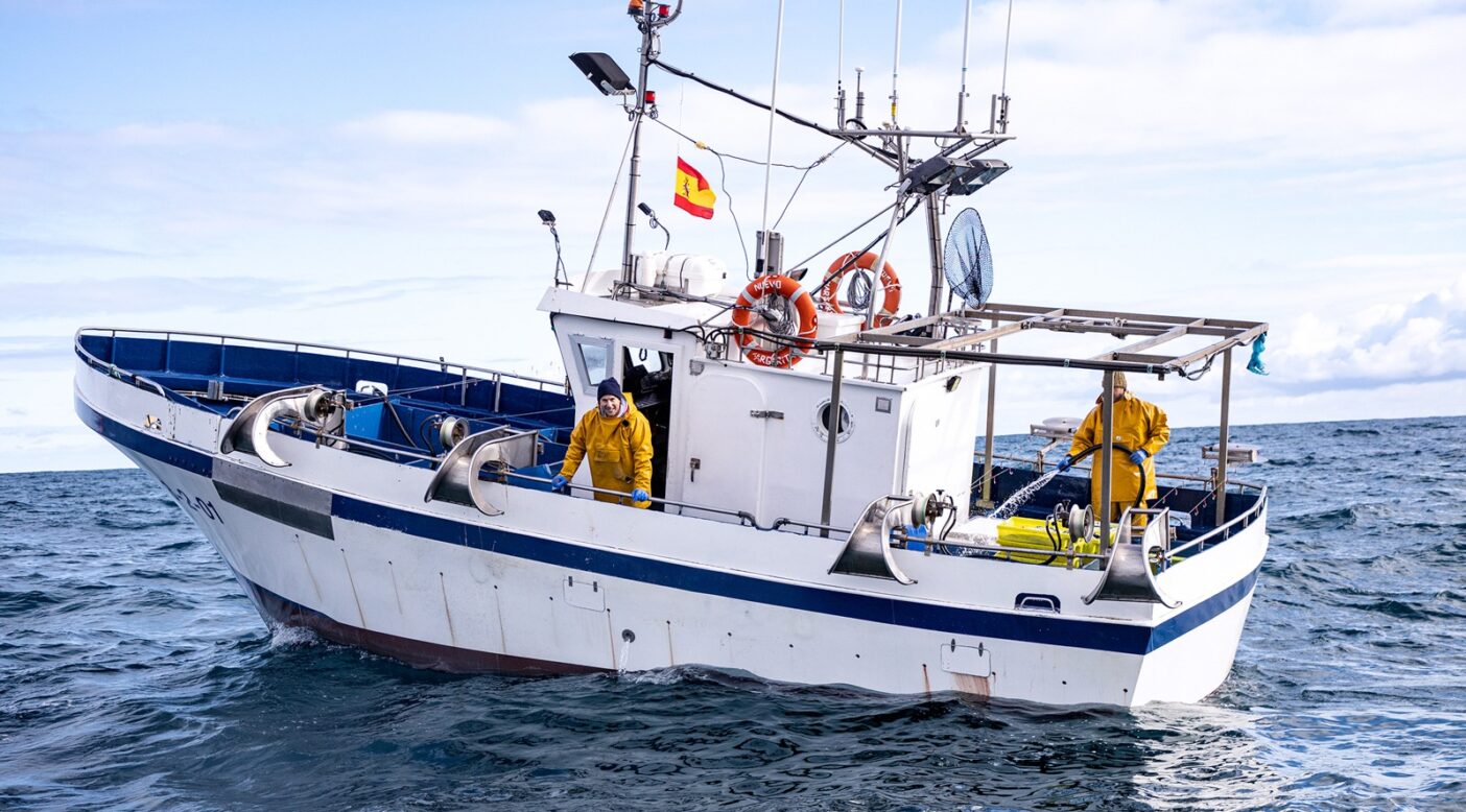 スペイン北部カンタブリア沖のビスケー湾で、釣り針と糸のみを用いる漁を行う家族経営の漁船がタイセイヨウサバを求めて出航する。Photo: Amy Kumler