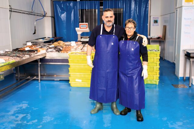 サントーニャの魚市場「ペスカドス・パリ」で、朝のひと仕事を終えたラファエル・ルイス・ランサとマリー・デル・ピラール・プラサ・ルイス。Photo: Amy Kumler
