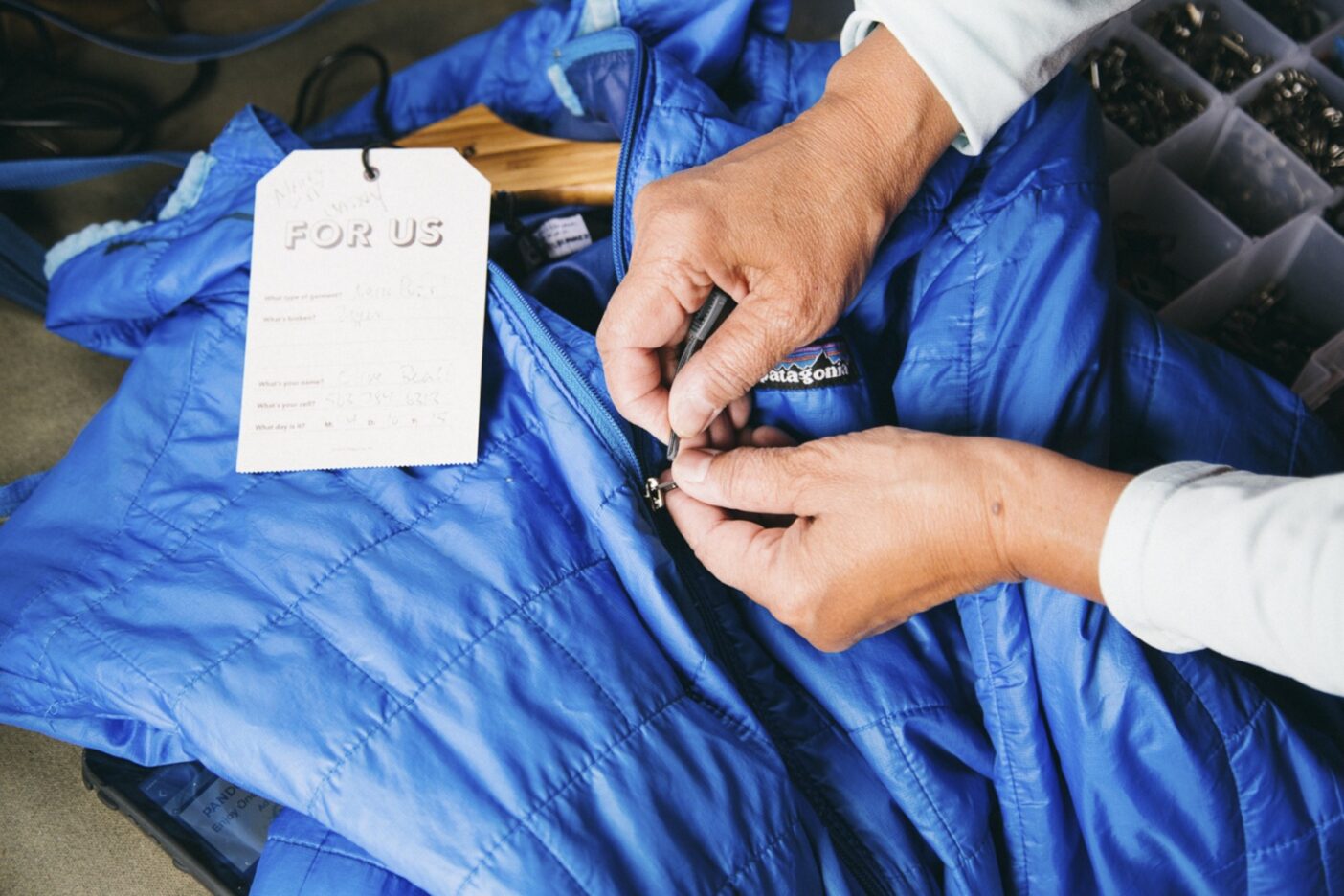 ジッパーの破損は衣料品にとって必ずしも死刑宣告ではないため、Worn Wearのスタッフは、常に多種多様な交換用ジッパーを備蓄し、衣類の生まれ変わりに備えている。Photo: Donnie Hedden