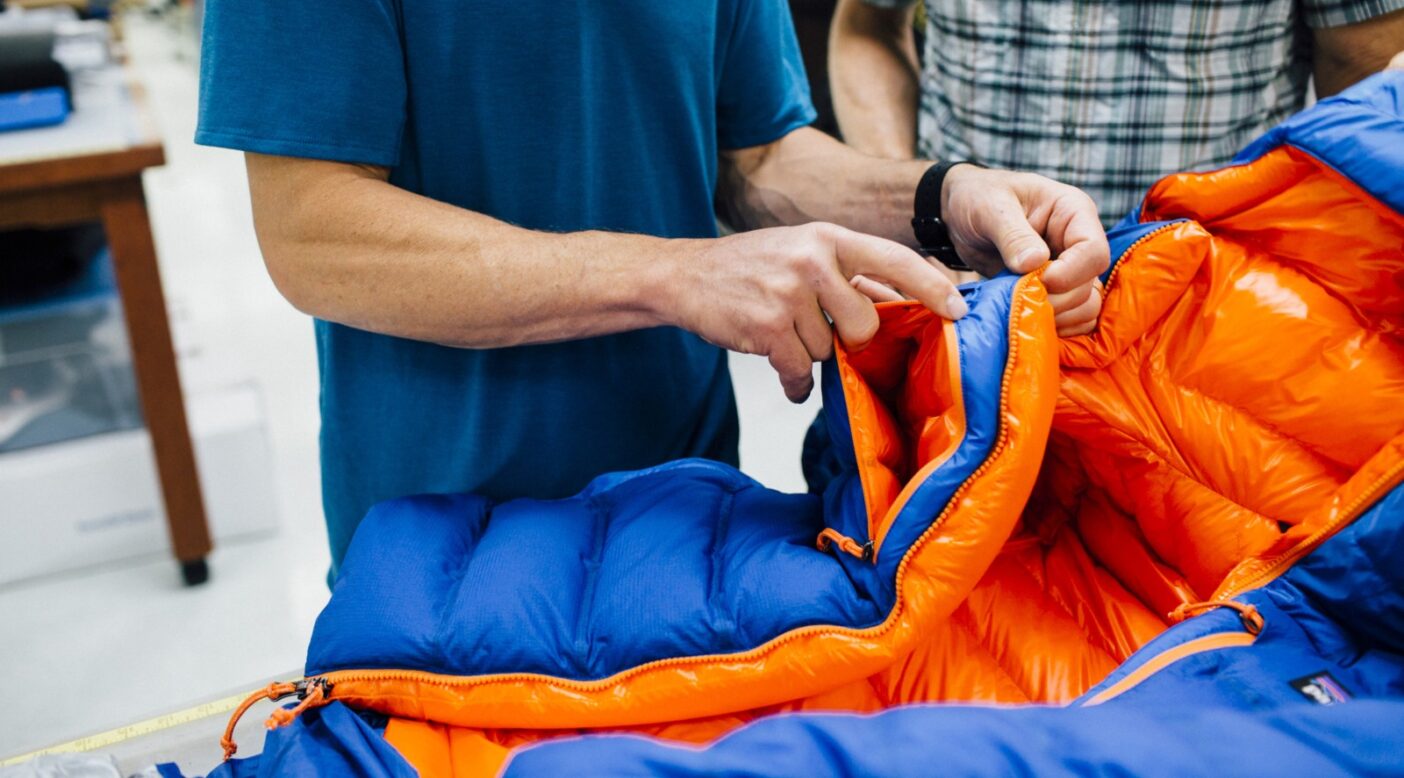 Every piece of gear will eventually wear out, and it will likely be the repairability of a zipper that decides its fate. Designer Casey Shaw and climber Steve House examine the crux of a new jacket's longevity. Ventura, California. Photo: Kyle Sparks
どんなギアも最終的には壊れてしまうが、おそらくその運命はジッパーを修理できるかどうかにかかっている。デザイナーのキャセイ・ショーとクライマーのスティーブ・ハウスは、新しいジャケットの耐久性の弱点を検証する。カリフォルニア州ベンチュラ Photo: Kyle Sparks