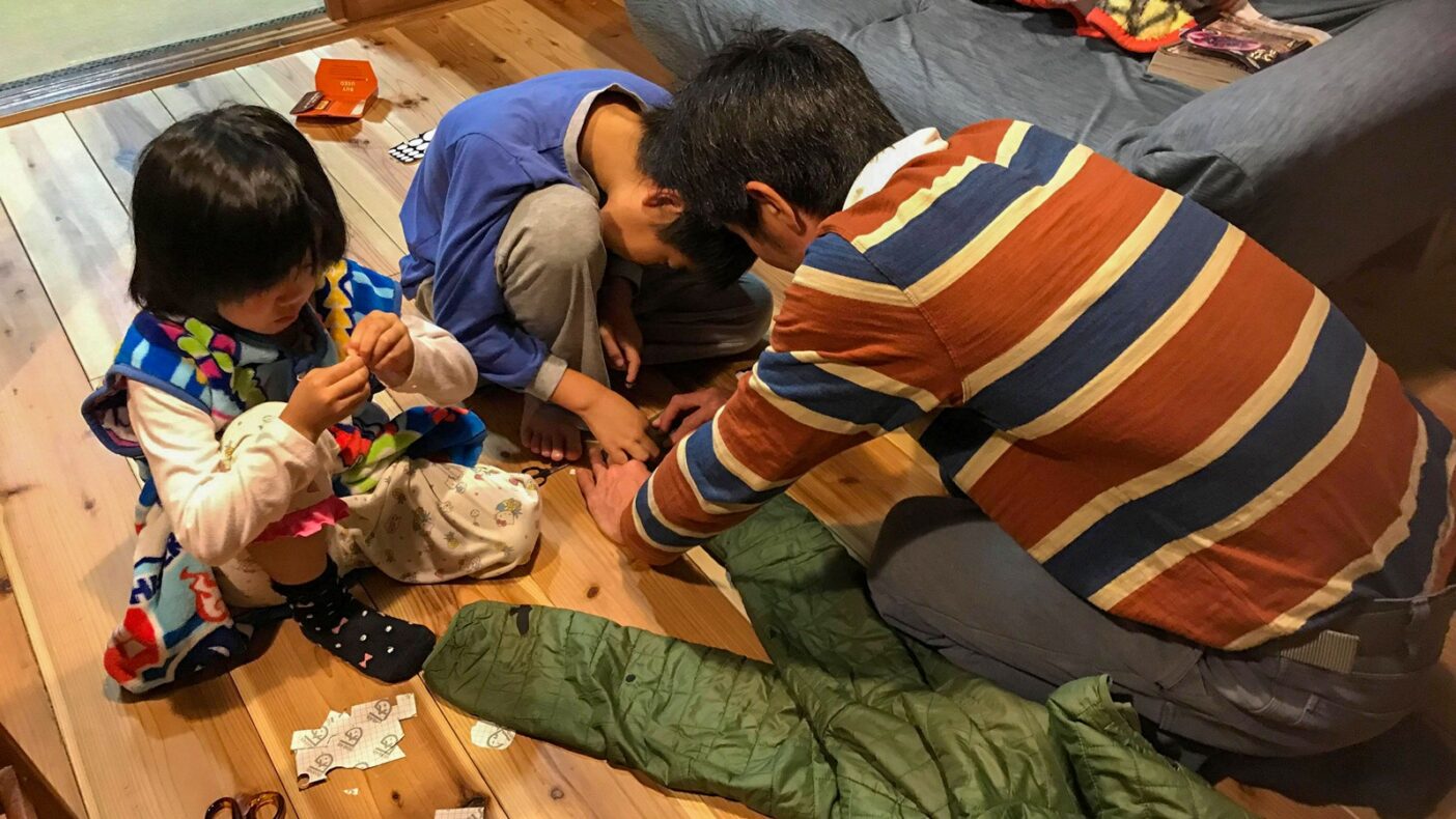 家族でシールを貼ってジャケットを修理中。