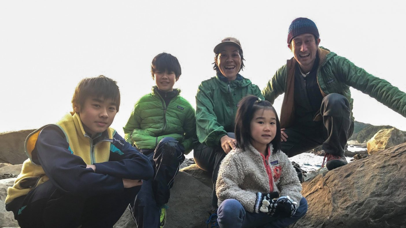20年前に買ったシンチラベストも家族で着回している。「自分にはおっきめやったんですけど、パッとお店で見た時にこの色にビビビと来て、購入しました。私が長く着てたんですけど、ふと旦那にも似合うかなと思って貸したら着るようになって、今は長男が着ています(写真左端)。おそらく次は次男へ。これは何も修繕したところがないくらい良い状態。大切に着てました!」。