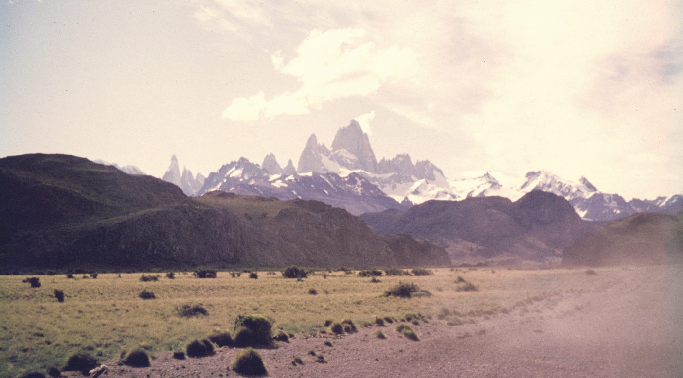 1968年にイヴォンと仲間たちが旅した、南米パタゴニアのフィッツロイへとつづく道。アヒ・モリド(粉末唐辛子)の原料となるアルゼンチン産のアヒ・クリオージョは、この北にあるサルタ州の山々でよく育つ。 Photo : Chris Jones