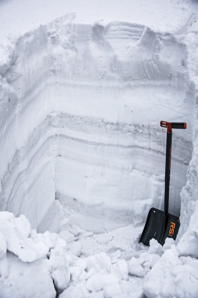 地元の積雪に見られる通常の深さの白い帯の上にかかった石炭の粉塵の層は、テック・リソーシズのフォーディング・リバー炭鉱に近い尾根での冬の嵐と風を記録している。この土地一帯でこれほどの量の石炭の粉塵が水質に及ぼす影響は広範には調査されていないものの、雪に含まれている物質は、それが何であろうと、地元の水域に混入することは避けられない。また、表面が黒くなった不自然な雪は太陽光を反射しにくいことから、白い雪よりもずっと早く解けることがわかっており、石炭の粉塵は積雪の健全性にも影響を与える可能性がある。Photo: Kari Medig
