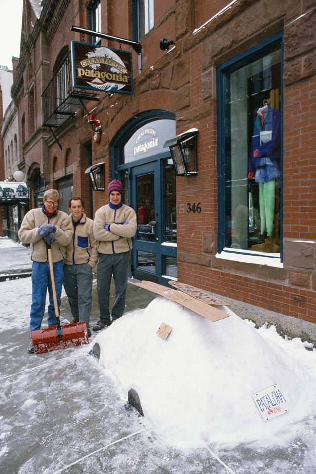 スノータイヤを搭載済み。1990年代半ばのパタゴニア ボストン・ストアのスタッフ。Photo:Patagonia Archives