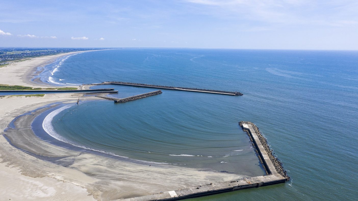 日頃から自分が食する魚を採るための漁港、生活に密接に関わり合ったものだけあって一概にこの工事が良いのか悪いのか分からない。この答えが僕たちの次の次の世代に負の遺産となって残らないことを願うばかりである。Photo : Pedro Gomes
