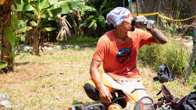 夏場の照りつける太陽の元での作業は想像以上の過酷さだ。こまめな水分補給を忘れてはならない。Photo:Reo Fukumoto