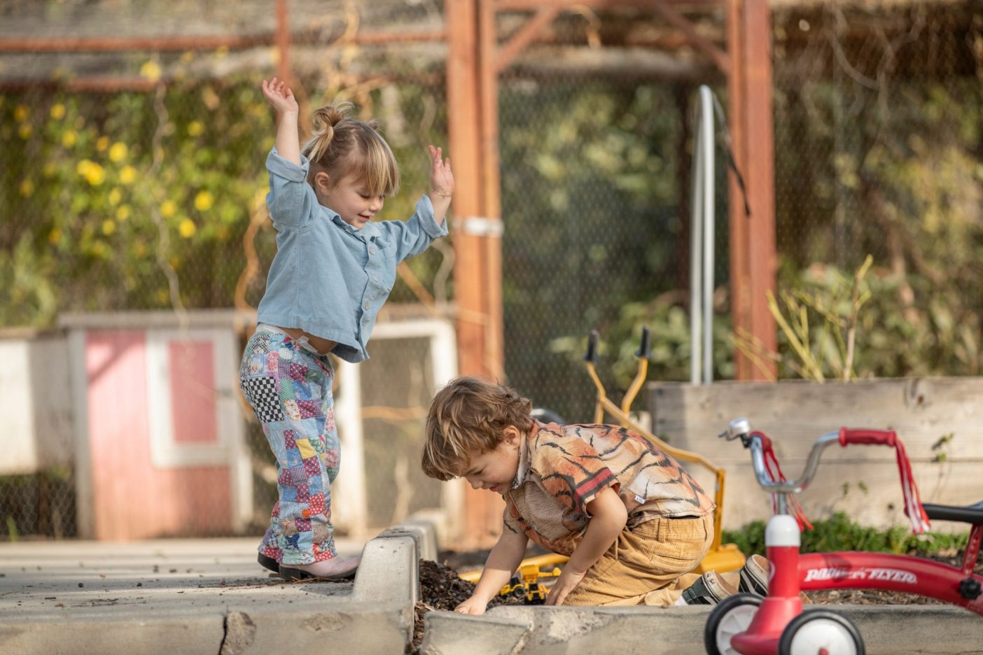 コートニーの息子のサミー、双子のマギー(左)とボビー(右)は、遠くに行かなくても自然と戯れることができる。サミーは庭で新しいペットを見つけるのが得意だ。ナナフシの家族もいれば、小さなオタマジャクシから巨大なウシガエルに成長した「クッキー」も。Photo: Tim Davis