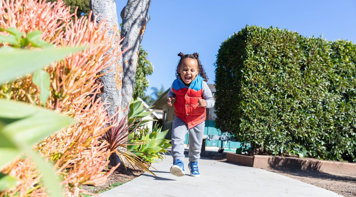 青空の下、自宅の外で遊ぶ3歳のクエスト。カリフォルニア州サンタバーバラ photo : Keri Oberly