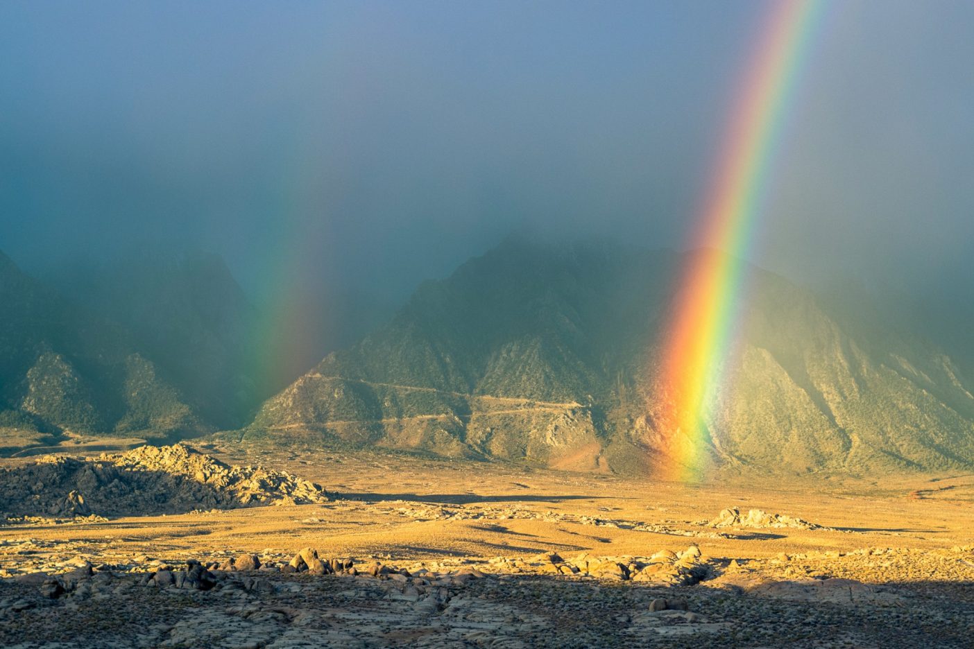 高地砂漠のまれな降雨が、アラバマヒルズの異世界のような風景に、幻想的な光と虹を作る。Photo: Matthew Tufts