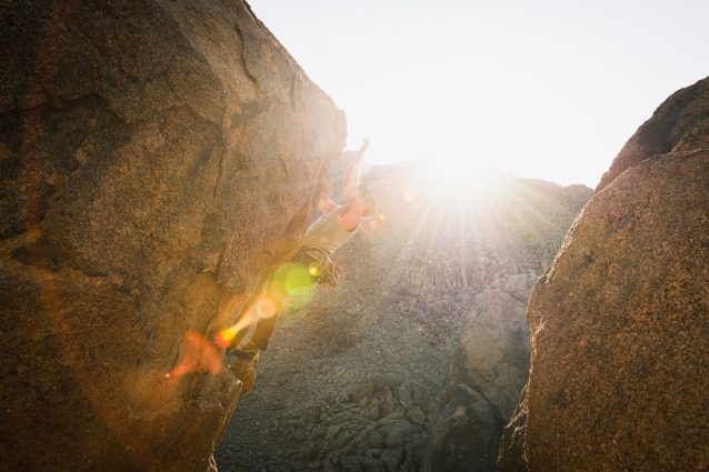 地元民マイルズ・モーザーは、ジョーブレーカー(5.11d)の最後のひと登りにかかる。自らが開拓した、自身の得意とする機敏で体操選手のようにダイナミックな動きにぴったりのルートだ。Photo: Matthew Tufts