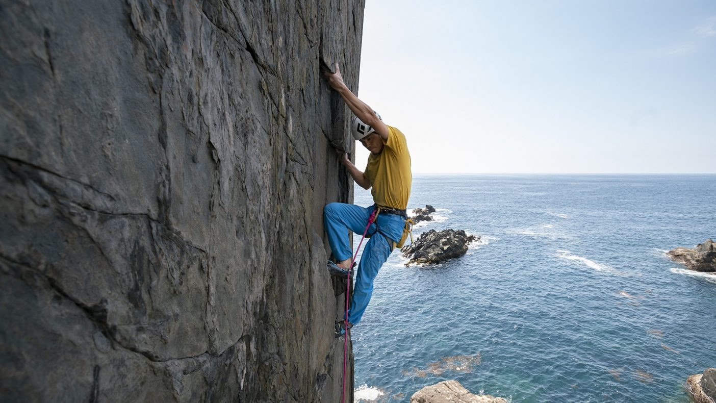 「弎岳」(5.13d/14a R)を初登する倉上 慶大。 写真:佐藤 正純