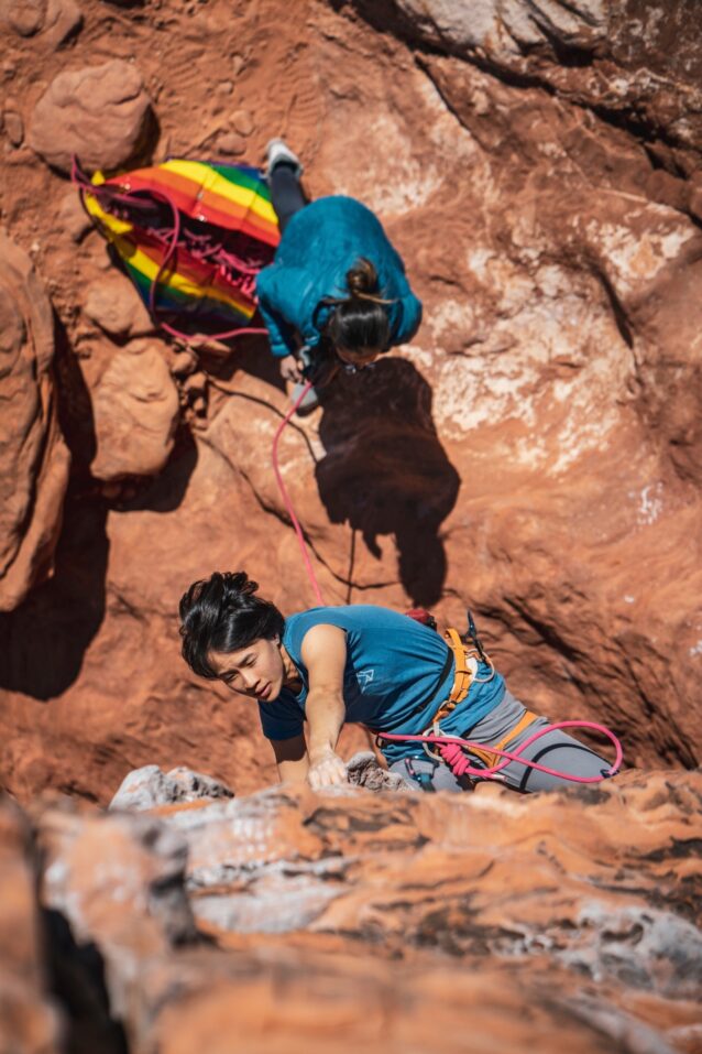 ふたりはクライミングと人生のパートナー。ジョアンのビレイで難所に取り付くエミリーン。Photo : Drew Smith