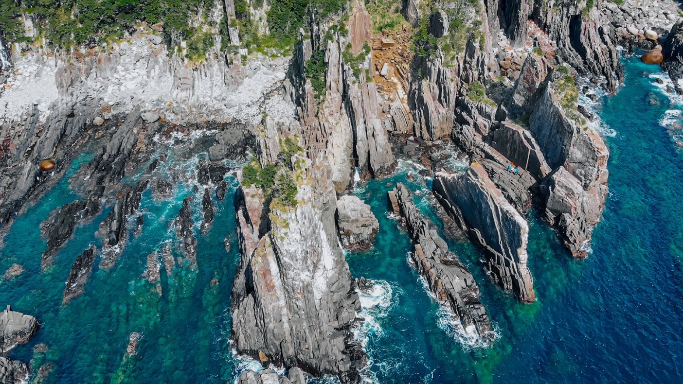 屋久島の海岸沿いには、地殻変動によって迫り上がった岩壁が並ぶ。 写真:鈴木 岳美