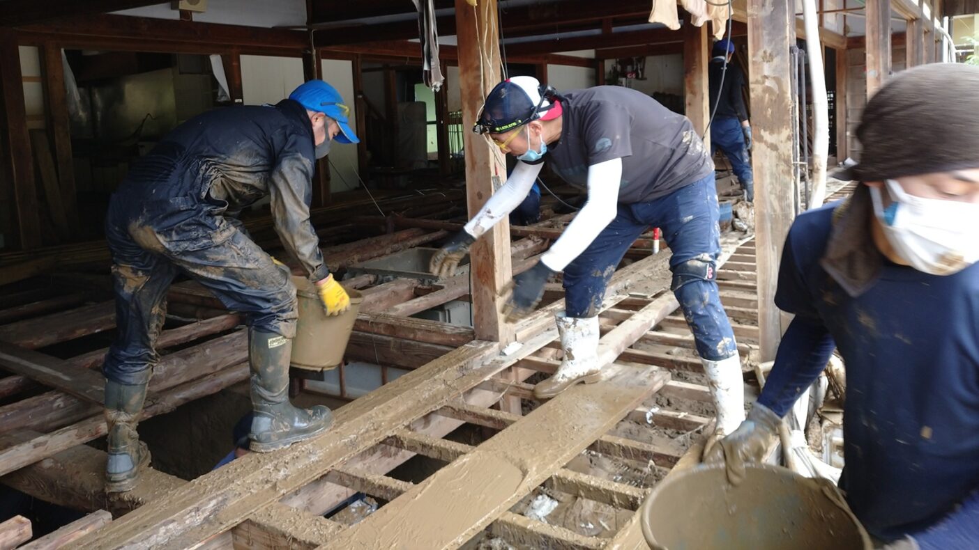 浸水した家屋。悪臭漂う泥を連携して掻き出していきました。写真:吉田 諭祐