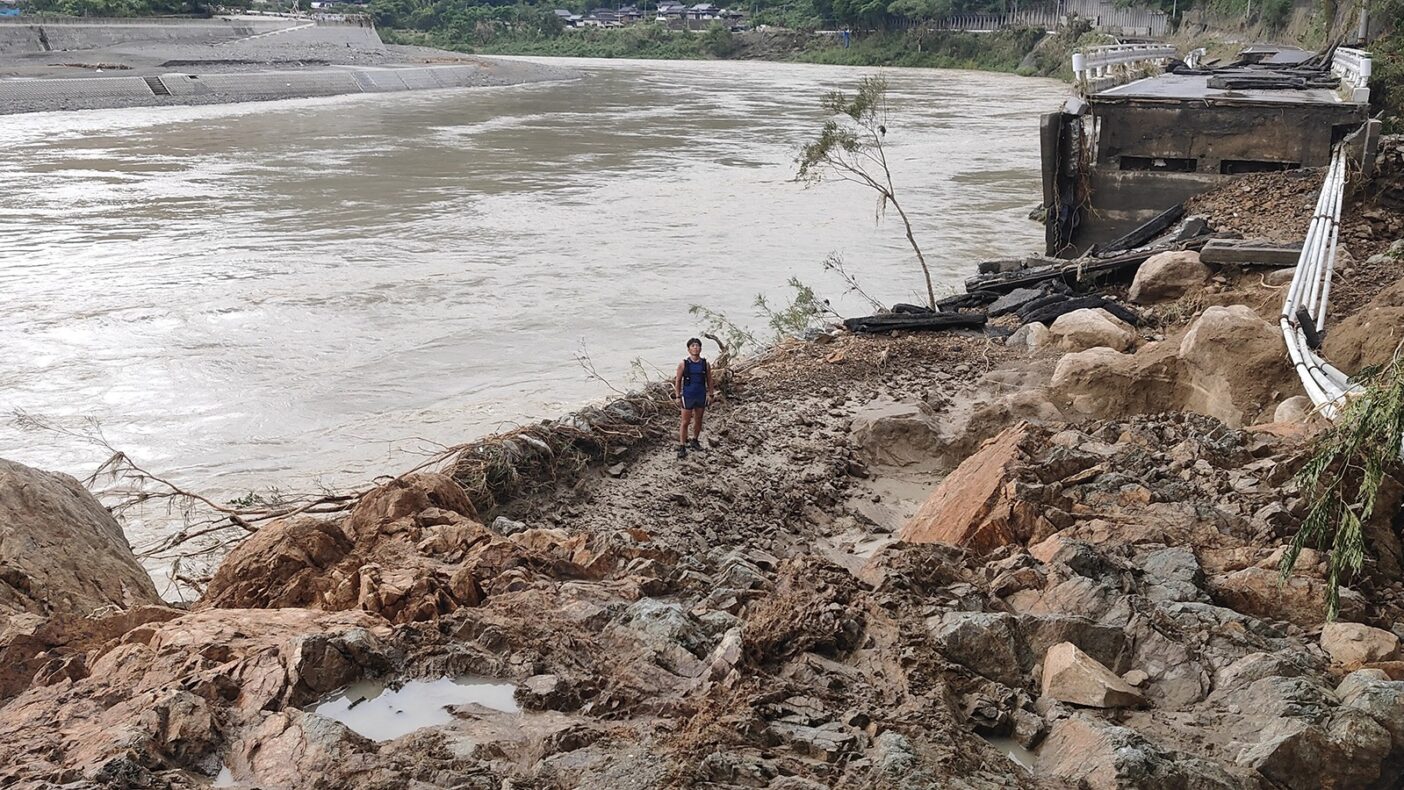 川岸には土砂が押し寄せ国道219号線は完全崩落していました。写真:金澤ゆう