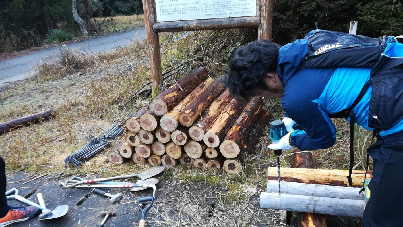 土留め用の木材を仕込み中。写真:吉田 諭祐