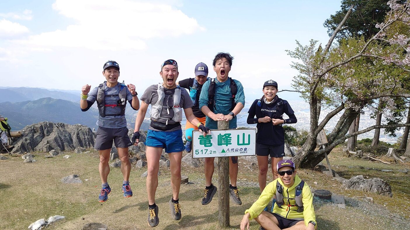 トレイルランニングは時として、人を陽気にさせます。写真:吉田 諭祐