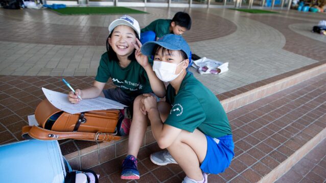 授業が終わると小学1年から6年までの生徒が集まってくる。写真:藤巻 翔