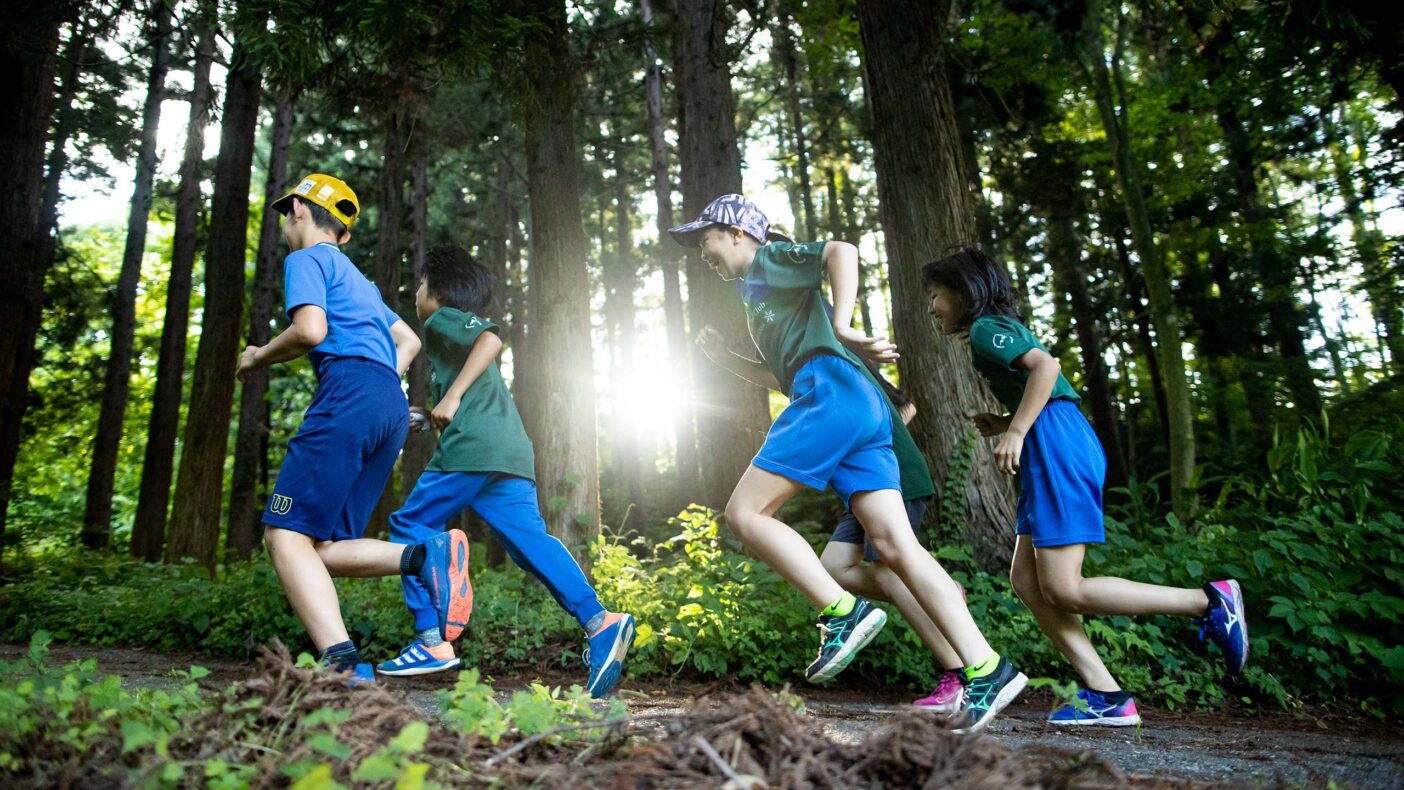 夏も冬も体を動かすフィールドに恵まれている飯山の子どもたち。写真:藤巻 翔