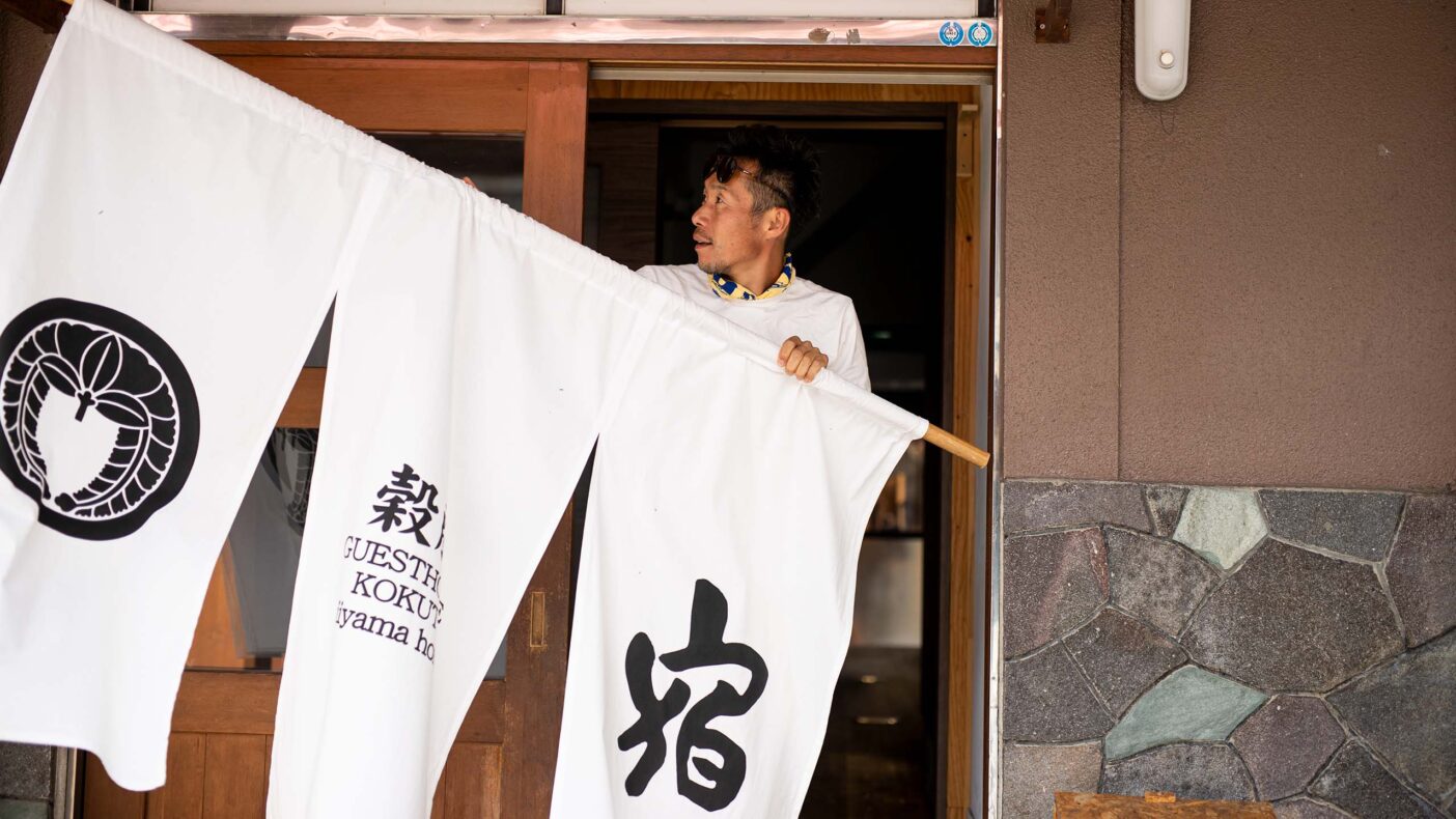 飯山のパウダースノーは国内外のスキーヤーに人気。仏壇通りにあるゲストハウス「KOKUTO iiyama home」も冬はスキーヤーで賑わう。写真:藤巻 翔