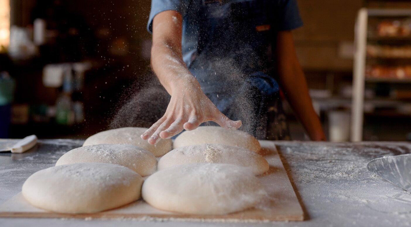 「オーガニック全粒粉のサワードウブレッドを焼くのは楽しいよ」とBread Bikeの設立者、サム・デニコラは言う。「でも、それは人のために焼いてこそさ」Photo: Joe Haeberle